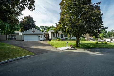 25 Butternut Cir, Springfield, MA 01128 photo 4