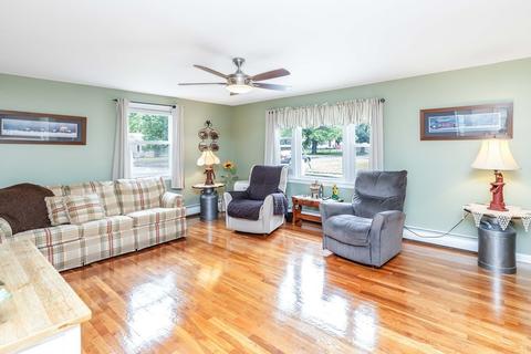 63 Garvey Dr, Springfield, MA 01109 photo 6