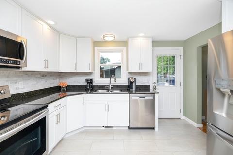 63 Garvey Dr, Springfield, MA 01109 photo 2