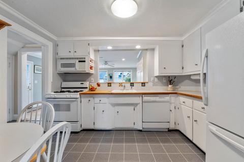 32 Pickwick Rd, Marblehead, MA 01945 photo 12