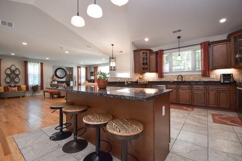 595 Roosevelt Ave, Springfield, MA 01118 photo 2