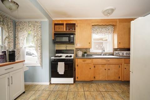 81 E Bacon St, Plainville, MA 02762 photo 9