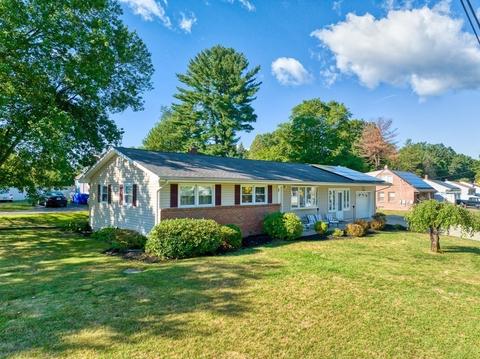 11 Gardens Dr, Springfield, MA 01119 photo 2