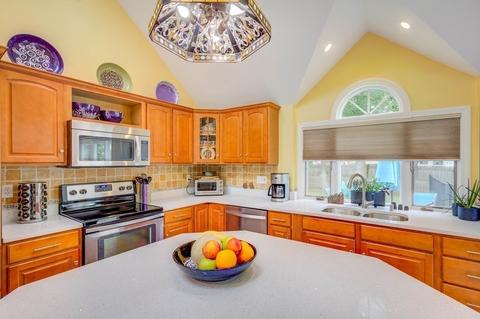 22 Maple St, Hudson, MA 01749 photo 4