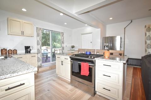 61 Harvey St, Springfield, MA 01119 photo 5