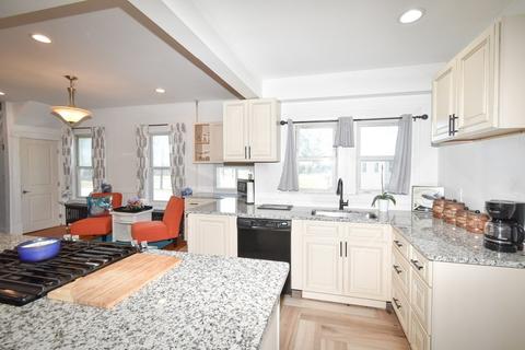 61 Harvey St, Springfield, MA 01119 photo 4