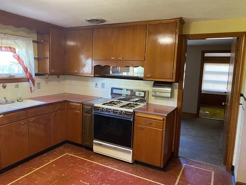 76 Edward St, Chicopee, MA 01020 photo 9