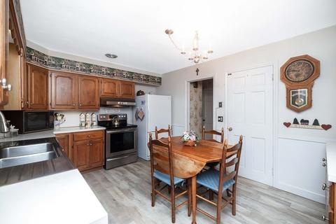 123 Fenimore Blvd, Springfield, MA 01108 photo 9