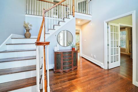 27 Darwin Ln, Walpole, MA 02081 photo 2