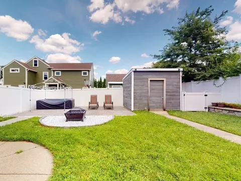 25-27 Charlotte Rd, Waltham, MA 02453