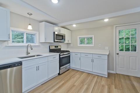 276 Parkerview St, Springfield, MA 01129 photo 8