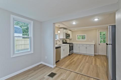 276 Parkerview St, Springfield, MA 01129 photo 9