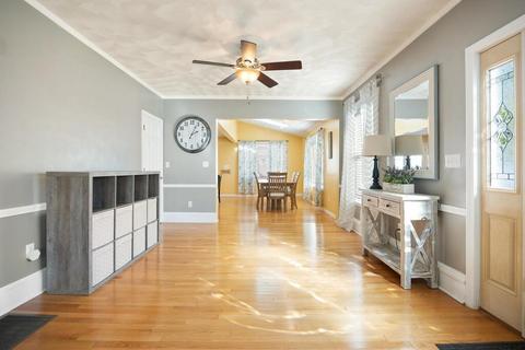 12 Maple St, Saugus, MA 01906 photo 4