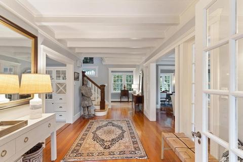 34 Flint St, Marblehead, MA 01945 photo 4