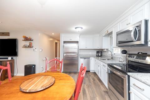 247 Hanson Dr, Springfield, MA 01128 photo 8