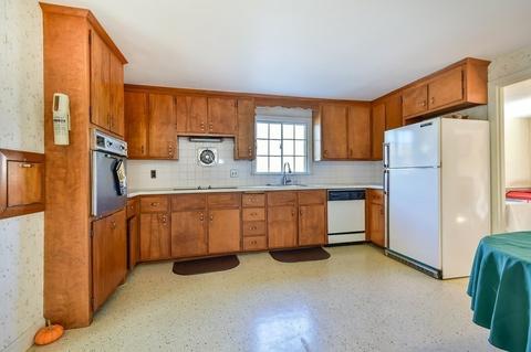 4 Robin Rd, Reading, MA 01867 photo 3