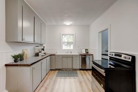 284 S Beacon St, Fall River, MA 02724 photo 4
