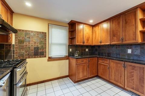49 Ambrose St, Springfield, MA 01109 photo 5