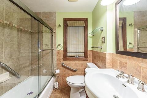 49 Ambrose St, Springfield, MA 01109 photo 8