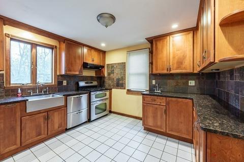 49 Ambrose St, Springfield, MA 01109 photo 6