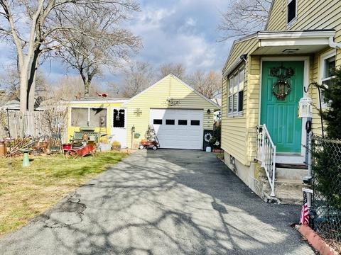52 Mccarthy Ave, Chicopee, MA 01020 photo 4