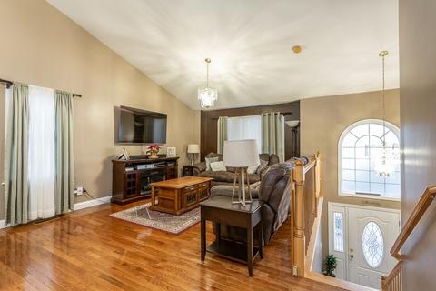 31 Abington Ln, Fall River, MA 02721 photo 3