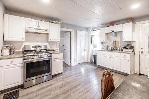 73 Tyler St, Springfield, MA 01109 photo 5