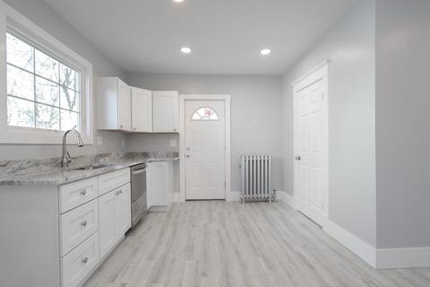 35 Eton St, Springfield, MA 01108 photo 2