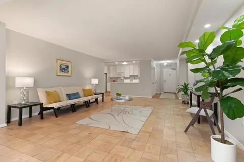 2 Hawthorne Pl #2M, Boston, MA 02114