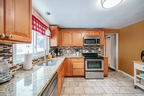 33 William St, Chicopee, MA 01020 photo 1