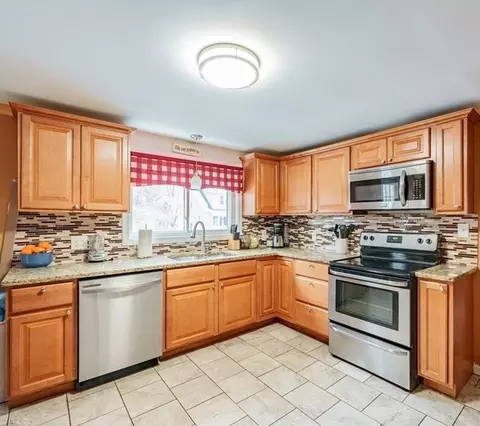33 William St, Chicopee, MA 01020 photo 2