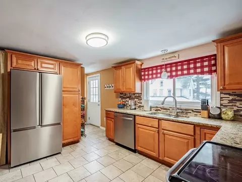 33 William St, Chicopee, MA 01020 photo 3