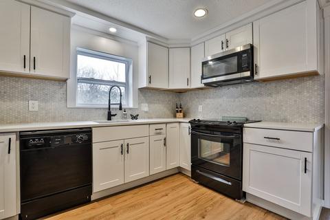 8 Macgregor Ave, Salem, NH 03079 photo 4