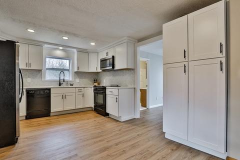 8 Macgregor Ave, Salem, NH 03079 photo 3