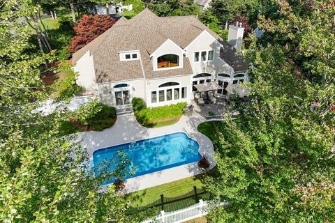 2 Birchwood Ln, Sandwich, MA 02563