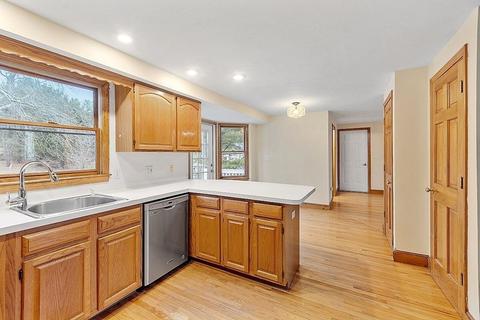 29 Pleasant St, Upton, MA 01568 photo 5