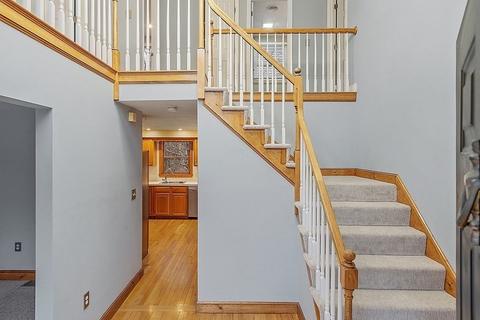 29 Pleasant St, Upton, MA 01568 photo 2