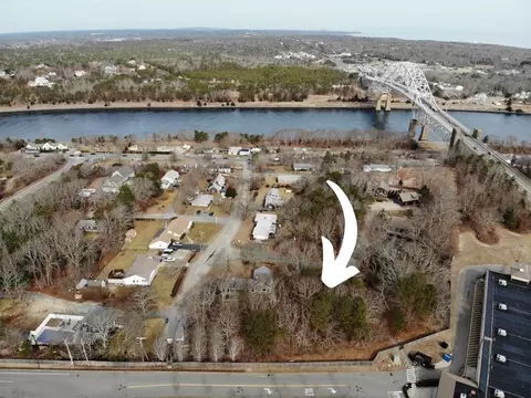 4 Johns Ln, Bourne, MA 02561