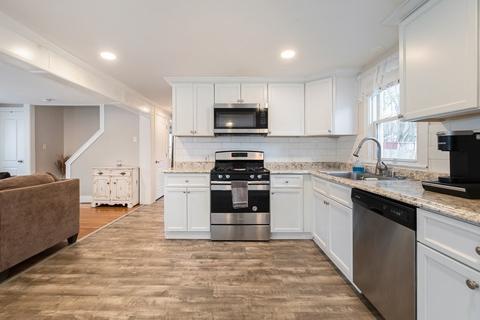 51 Lang St, Springfield, MA 01104 photo 8