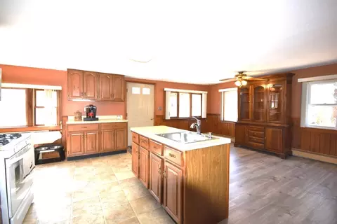 8 Gordon St, Wareham, MA 02576 photo 3