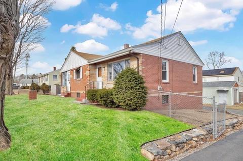 41 Hardy St, Springfield, MA 01129 photo 2