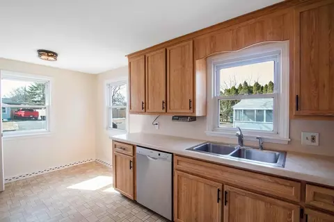 94 Aldrew Ter, Springfield, MA 01119 photo 14