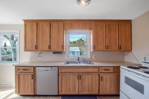 94 Aldrew Ter, Springfield, MA 01119 photo 12