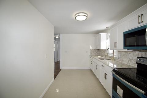 61 Suzanne St, Springfield, MA 01104 photo 12