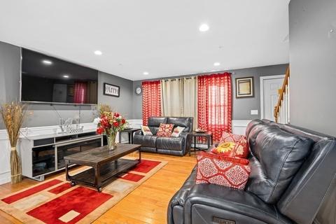 7 S Maxwell Ct, Worcester, MA 01607 photo 5