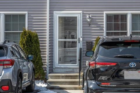 7 S Maxwell Ct, Worcester, MA 01607 photo 3