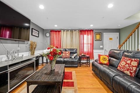 7 S Maxwell Ct, Worcester, MA 01607 photo 6