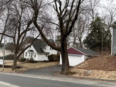 1 Gordon St, Worcester, MA 01604 photo 4