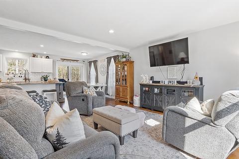 36 Pine St, Dudley, MA 01571 photo 2