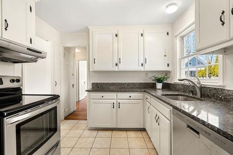 2 Phillips St, Marblehead, MA 01945 photo 9